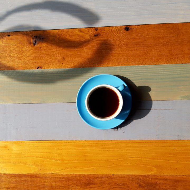 Café allongé ou américano en terrasse avec l'ombre du logo