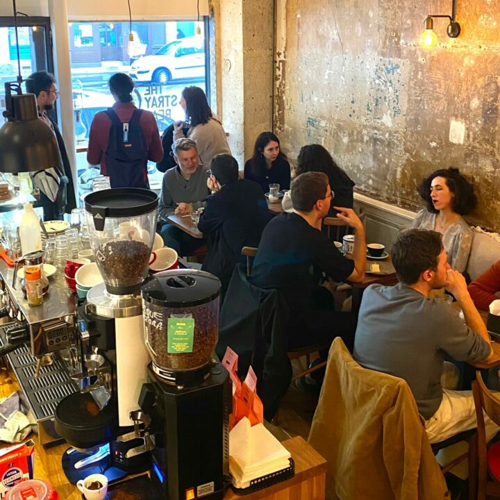 Le coffee shop avec beaucoup de clients