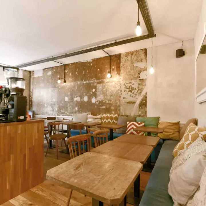 Salle principale du coffee shop vue depuis le côté arrière