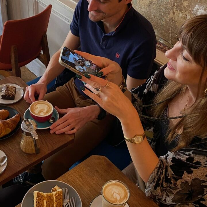 Clients qui prennent une photo de leur café et brunch!