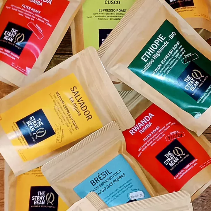 Pile de sachets de cafés de spécialité en grain