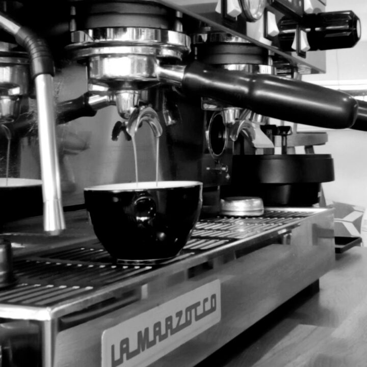 Extraction d'un double expresso sur la Marzocco - n&b